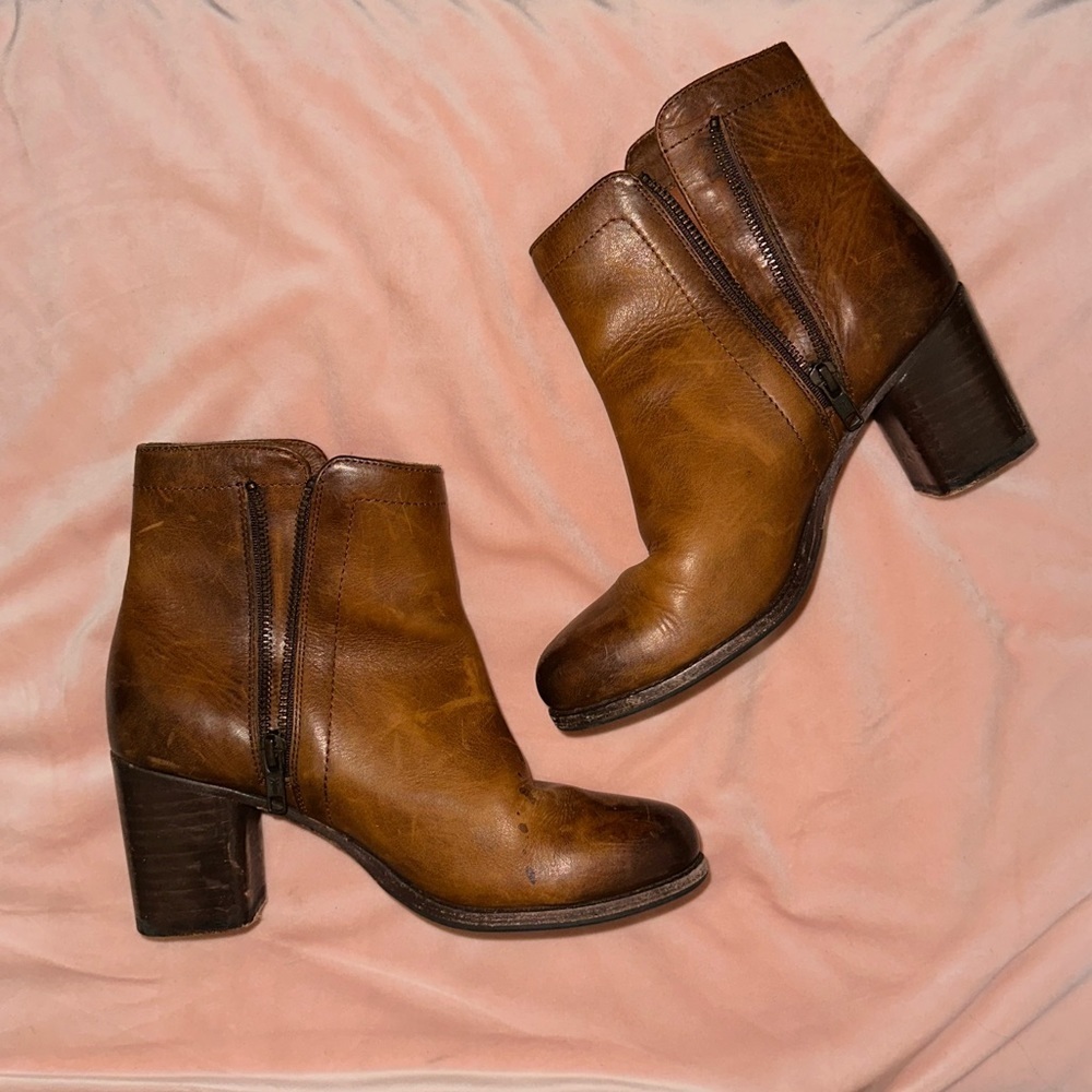 FRYE Addie ZipUp Vintage Leather Boots  6.5B